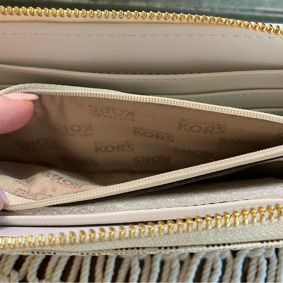 Michael Kors Wallet Jet Set Wallet - Picture 4 of 9